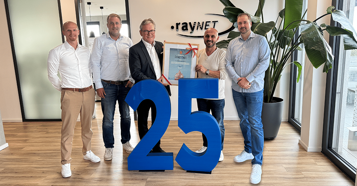 Paderborner Bürgermeister gratuliert Raynet zum 25-jährigen Jubiläum